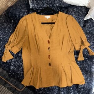 Moon River short sleeve cotton blend blouse w/ peplum hem